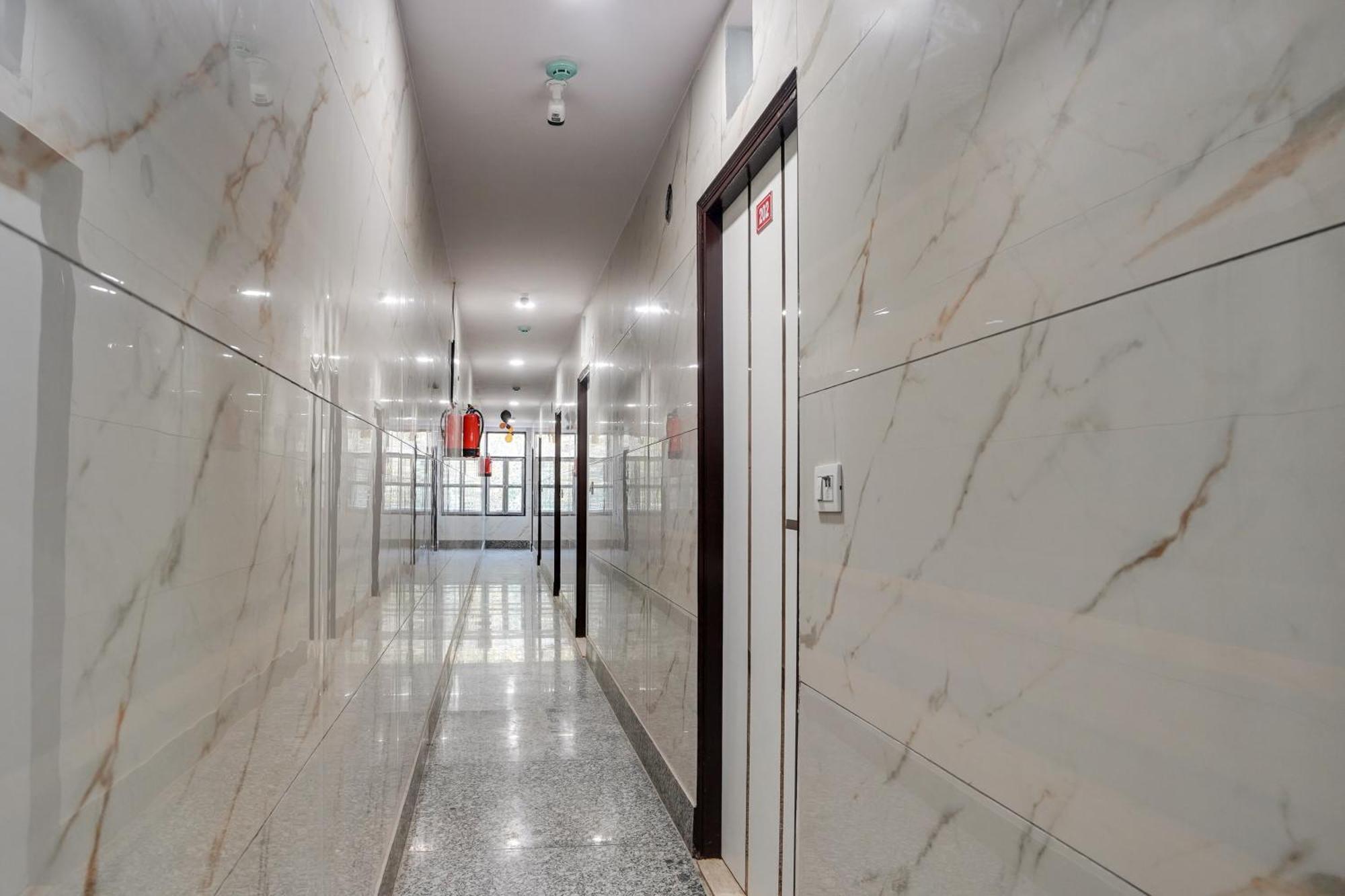 Super Hotel O Hotel Gold Star Nuova Delhi Esterno foto