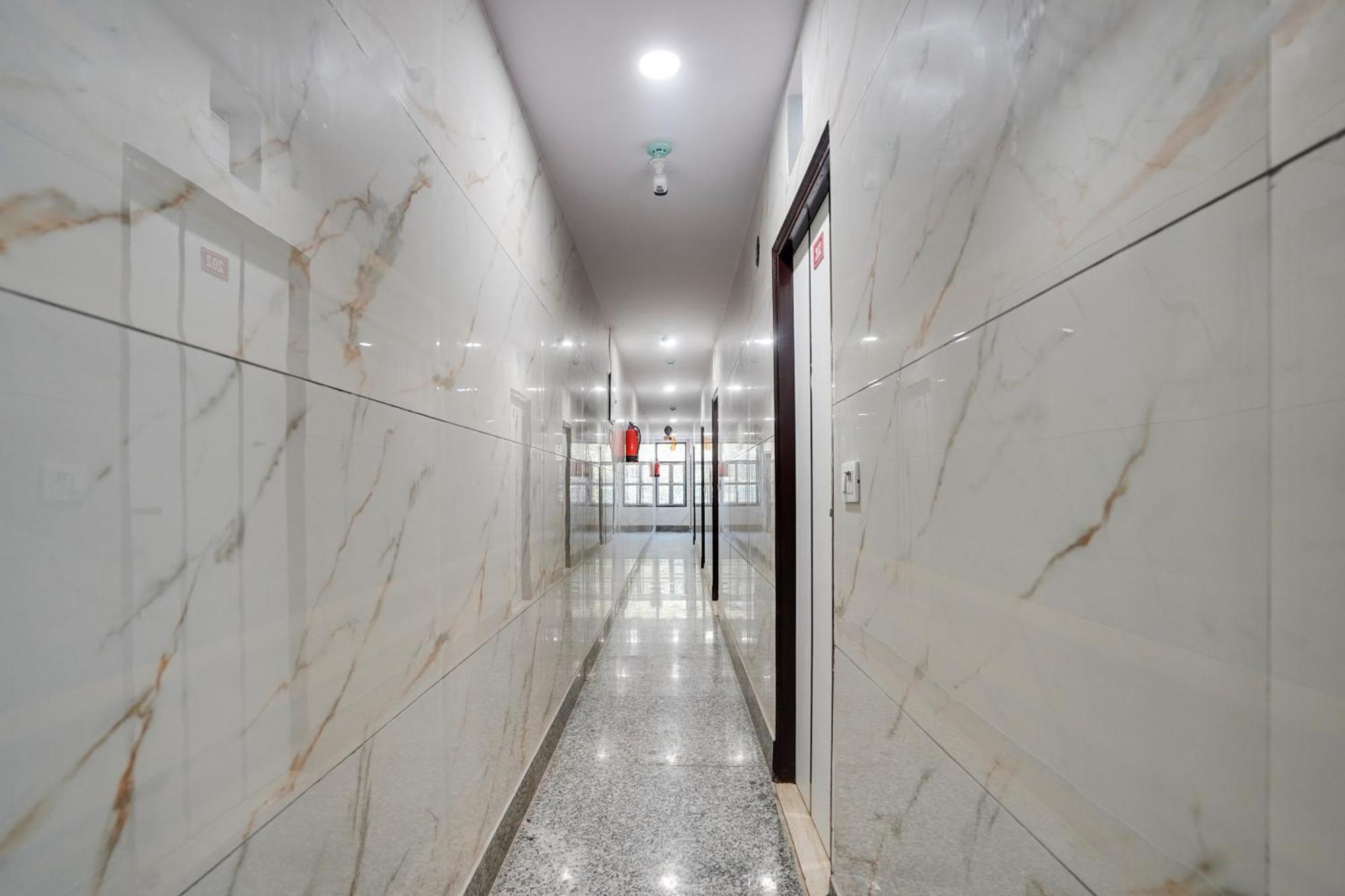 Super Hotel O Hotel Gold Star Nuova Delhi Esterno foto